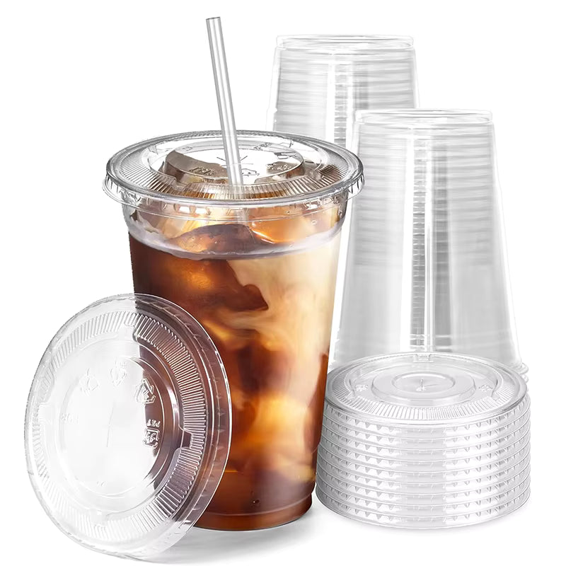 Plastic beker met ijsblokjes
